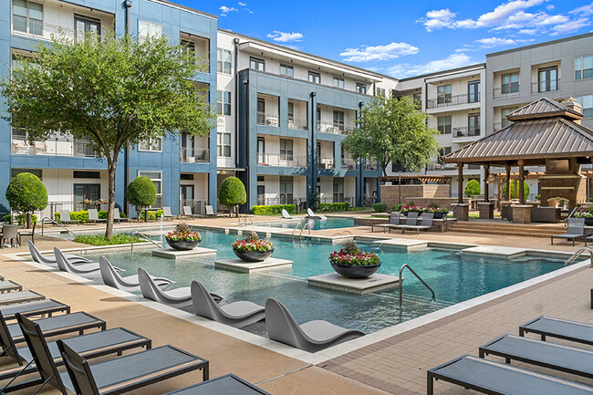 Terraza y piscina con estilo de centro turístico - Strata Apartments