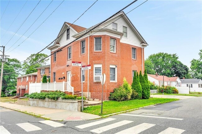 Building Photo - 773 Admiral St Unit 2 Rental