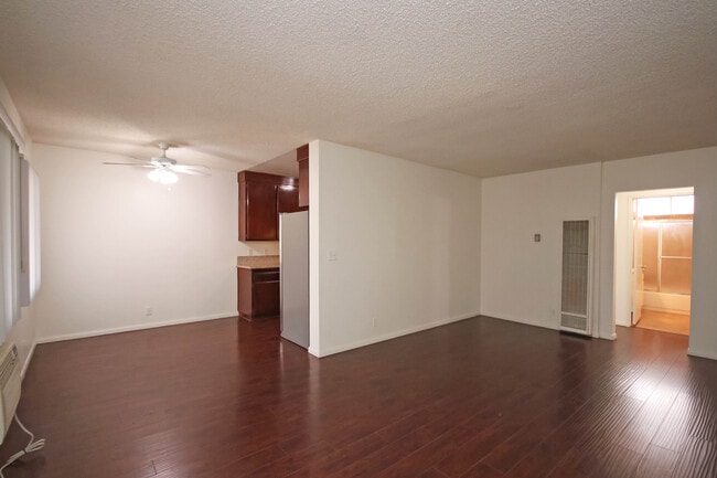 Building Photo - 3010 Montrose Ave Unit 28