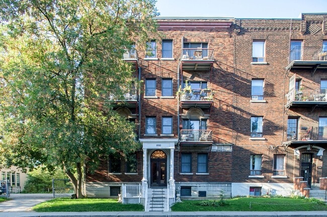 Building Photo - 2050 Av. Claremont Unit 24
