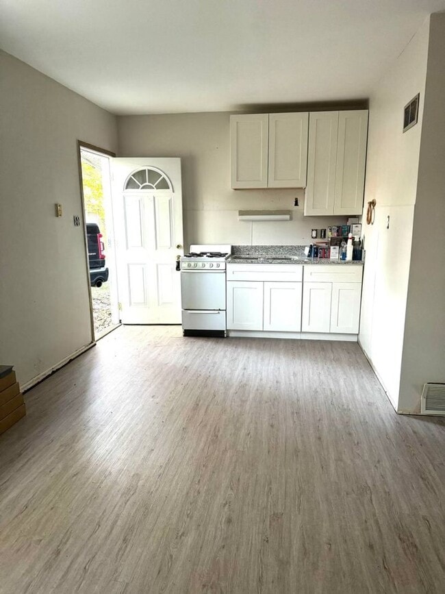 Building Photo - 1 bedroom/1 bathroom downstairs apartment Unit B