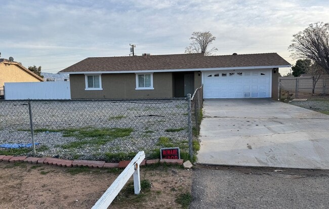 Building Photo - 2 bed/ 1 bath home / large yard / central located / Available Now!!