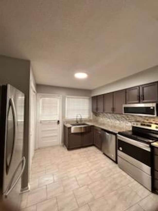 Photo - Stunning 3 bedroom/3 bathroom home with AMAZING lake view!