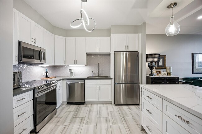 Building Photo - 15 Greenway Plz Unit 6C