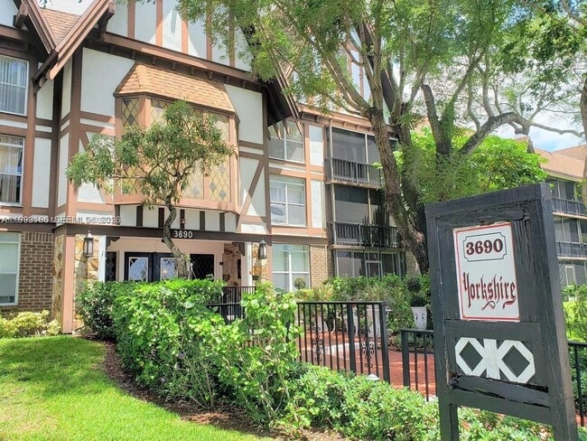 Photo - 3690 Inverrary Dr Unidad 3A