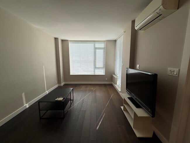 Photo - 5021-5511 Hollybridge Way Unit 5021