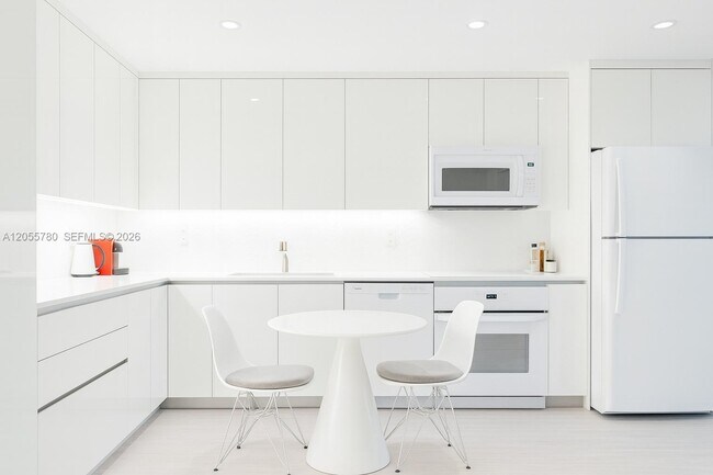 Building Photo - 2301 Collins Ave Unit 636