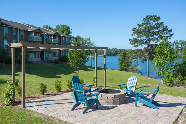 Lakefront Fire Pit - Harbour Club Apartments