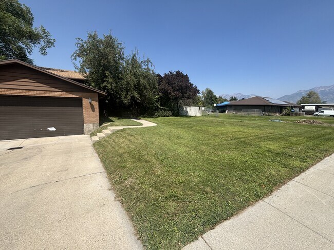 1222 W Shields Ln