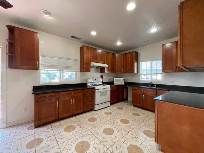 Photo - 925 53rd Ave Apartment Unit Upper