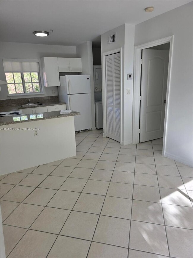 Photo - 3090 Bird Ave Apartamento Unidad 303