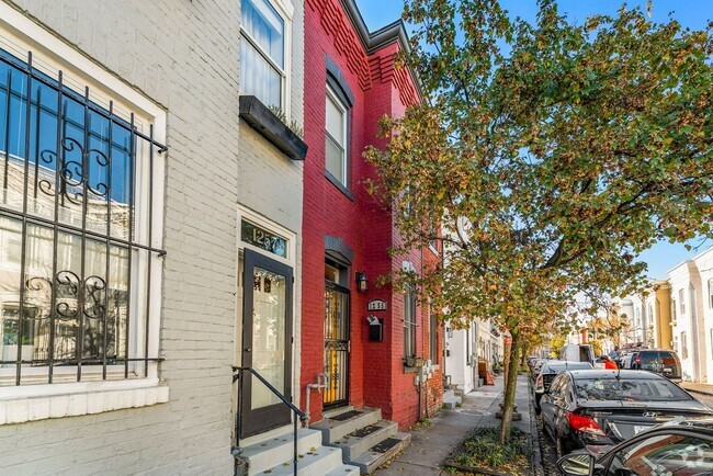 Building Photo - 2 Bedroom 1 Bathroom Townhouse // H-Street...