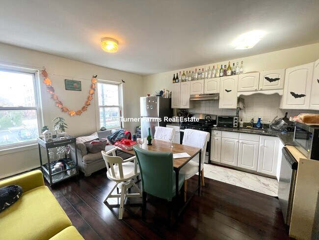 Photo - 1576 Tremont St