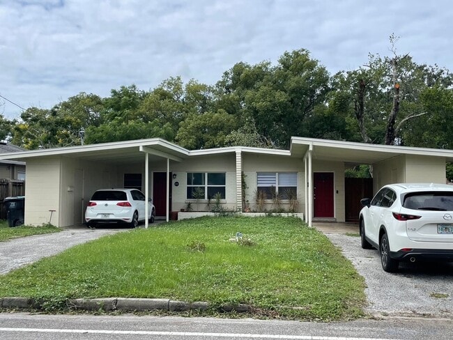 Building Photo - Charming Colonial Town Half Duplex – Your ... Rental