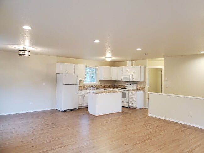 Photo - Newer Construction 2 Bedroom, 1 Bathroom, OREGON CITY Ready To Lease!