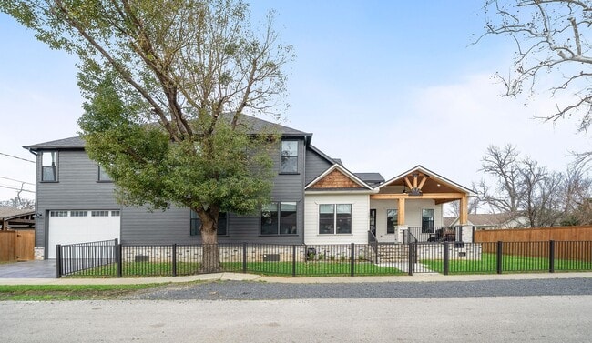 Photo - 701 Archer St