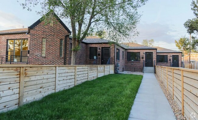 Building Photo - Three bedroom, 2 bathroom modern property!... Rental