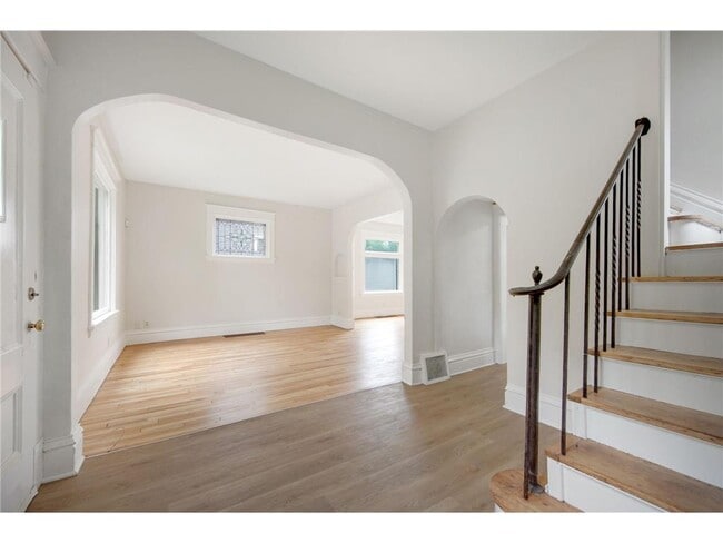 Photo - 804 Hawthorne Ave E