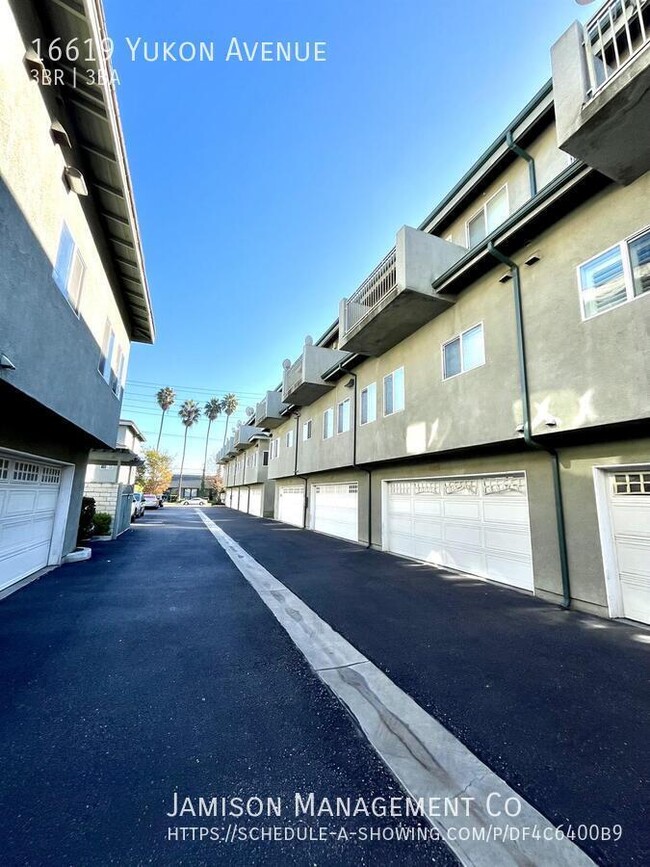 Photo - 16619 Yukon Ave