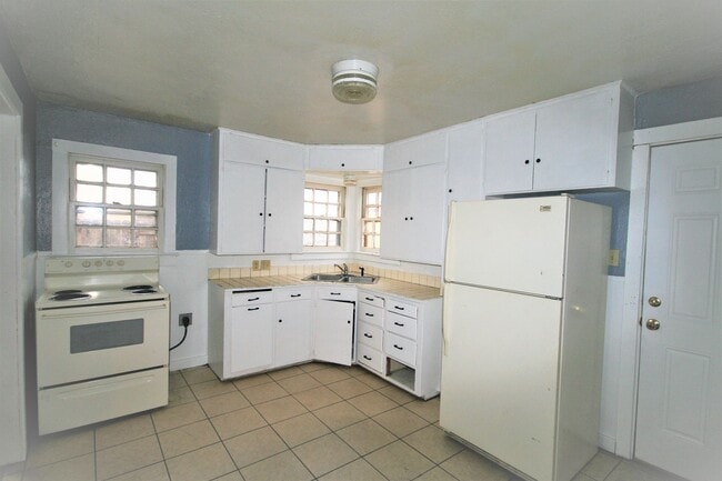 Photo - Spacious 2 Bed House! Large backyard!
