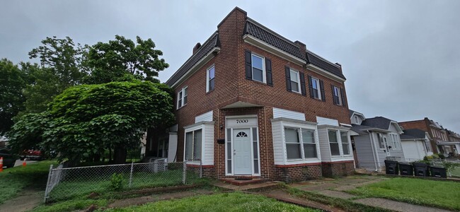 Huge 3-level 6 Bedroom - 2,500 sq/ft! - Huge 3-level 6 Bedroom - 2,500 sq/ft! Townhome