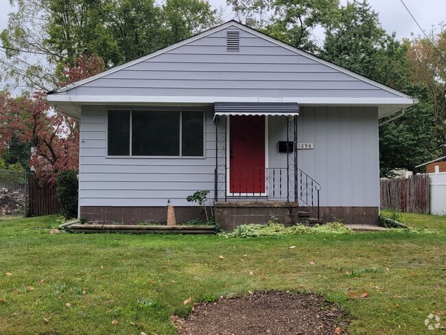 Building Photo - 1096 Chandler Ave Rental