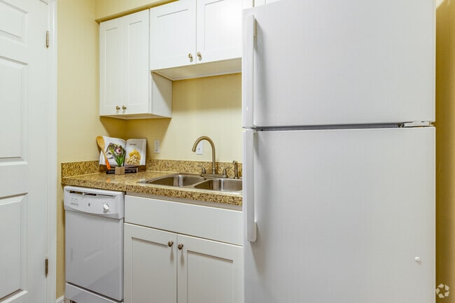 1 BR, 1 BA - 570 SF