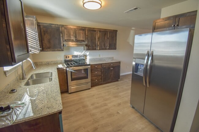 Photo - 2 bedroom 2.5 bath townhouse located close...