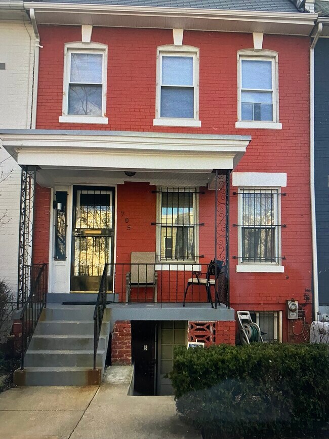 Photo - 705 E St NE Unidad B