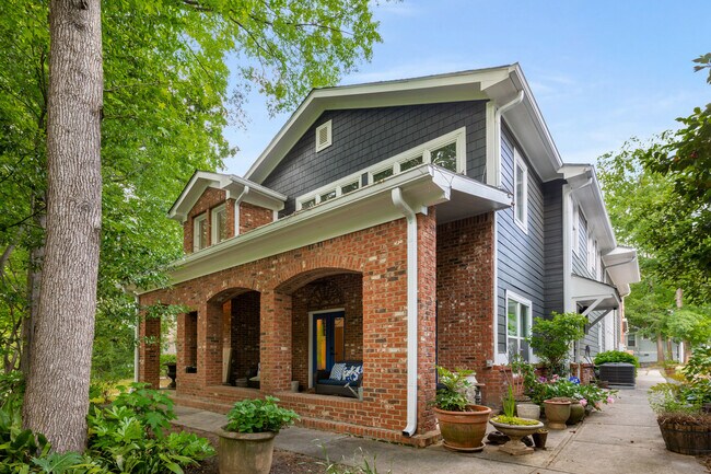 Building Photo - 827 Monroe Dr Rental