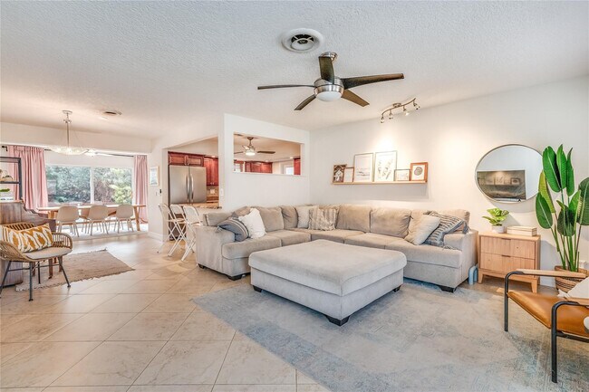 Photo - 1512 E Hawthorne Cir