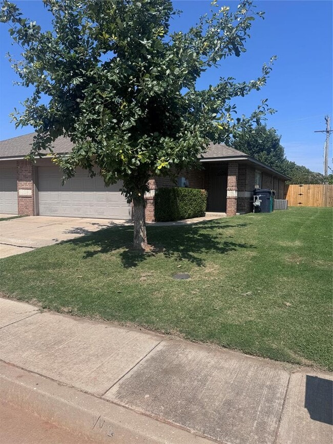 Building Photo - 9609 SW 16th St Rental