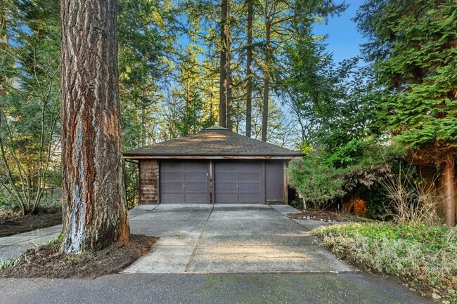 Building Photo - 2Bd/1.75Ba Mercer Island House