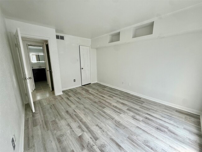 Photo - 2830 S Bartell Dr Unit 9