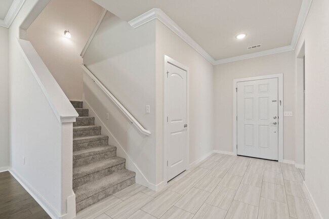 Photo - Like new 4BR Farmington home! LOADED with ...