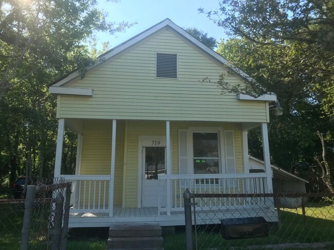Building Photo - 719 N Madison St Rental