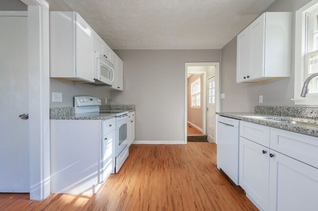 Photo - Gorgeous 4 bed 2 bath single-family home i...