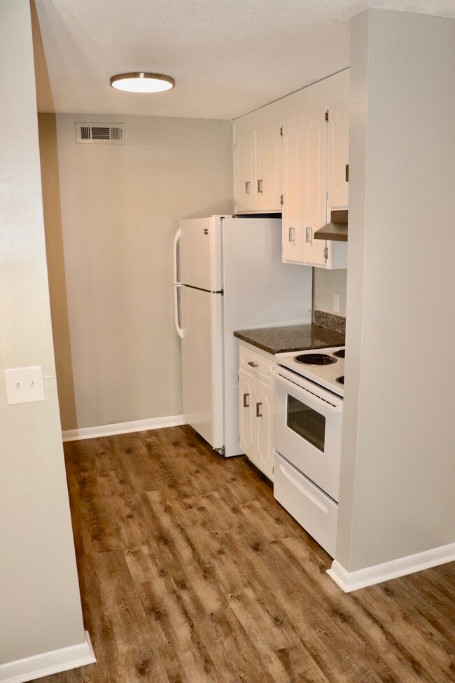 Kitchen - 300 Apache Dr Unit 4C