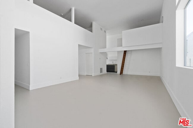 Photo - 558 Rose Ave Unit 2