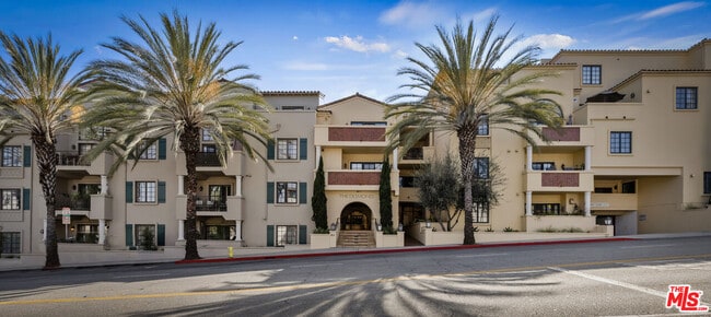 Building Photo - 851 N San Vicente Blvd Unit 102