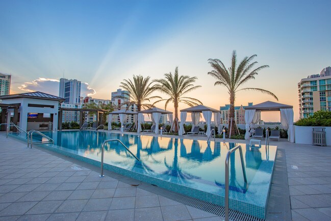 Nade en nuestra impresionante piscina - Amaray Las Olas by Windsor