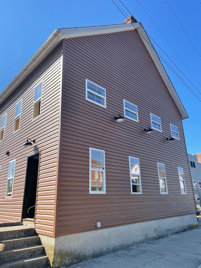 Building Photo - 1 bedroom/1 bathroom NEW apartment in McSh... Unit Apt 109