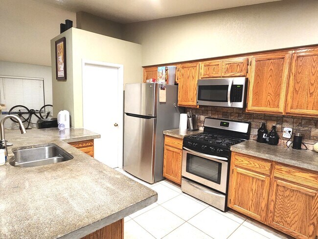 Photo - 4 bedroom, 2 bath in Ocotillo subdivision