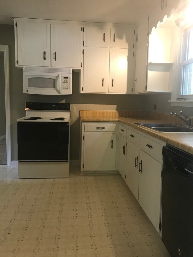 Photo - 3 Bedroom Pet Friendly Home For Rent!