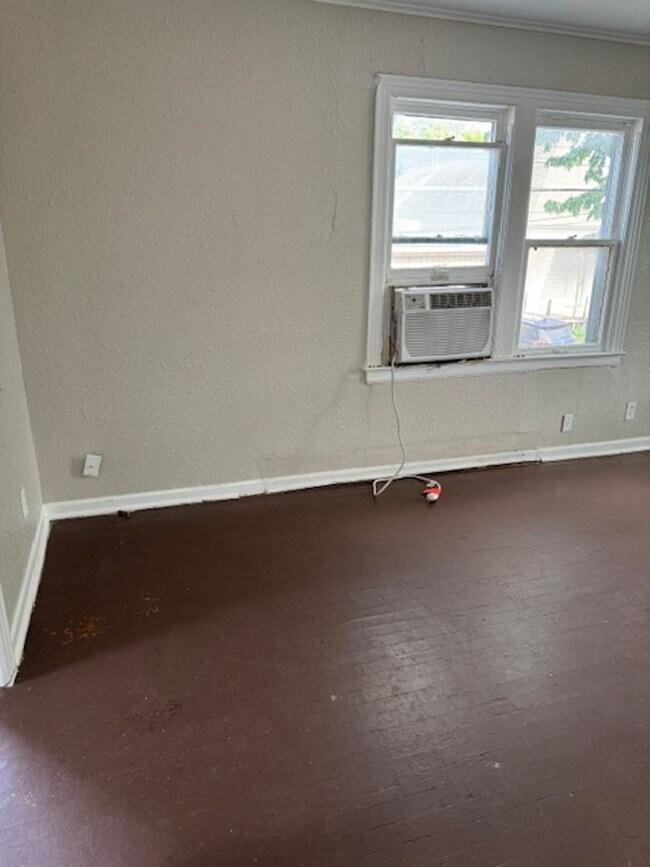 Photo - 1 Bd 1 Ba Garage Apartment