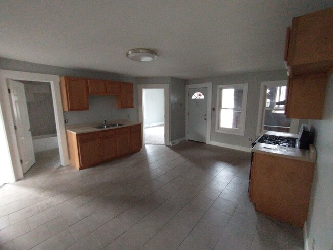 Building Photo - 68 Lyons St Unit Apt 1