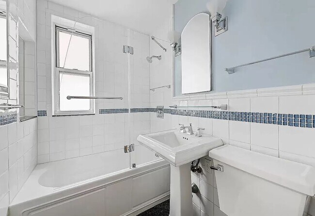 Photo - 153 Bennett Ave Unidad Bennett Avenue