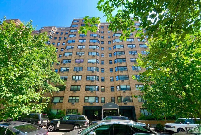 Building Photo - 219 E 69th St Unit 7E Rental