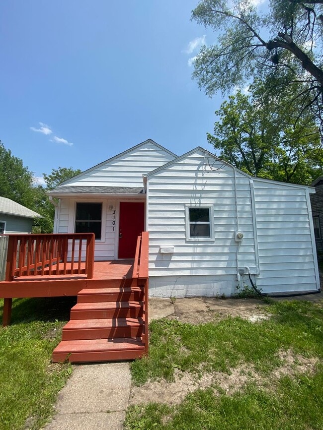 Building Photo - Updated 2 Bedroom 1 Bath