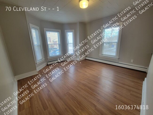 1st floor spacious 3 bedroom 1 bath with b... - 1st floor spacious 3 bedroom 1 bath with b... Apartment Unit 1